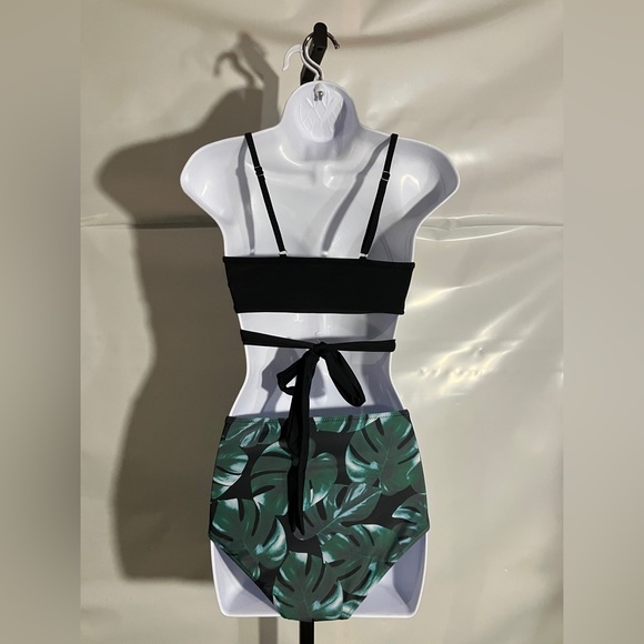 Women’s 2 Piece Bikini Swimsuit Size Small - Picture 2 of 2